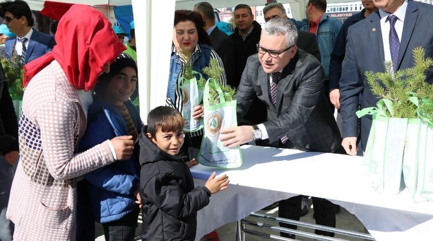 Niğde’de vatandaşlara ücretsiz fidan dağıtıldı