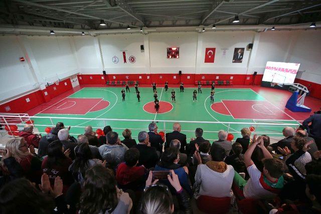 Karşıyaka’da Nadir Vekiloğlu Spor Salonu açıldı