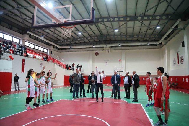 Karşıyaka’da Nadir Vekiloğlu Spor Salonu açıldı