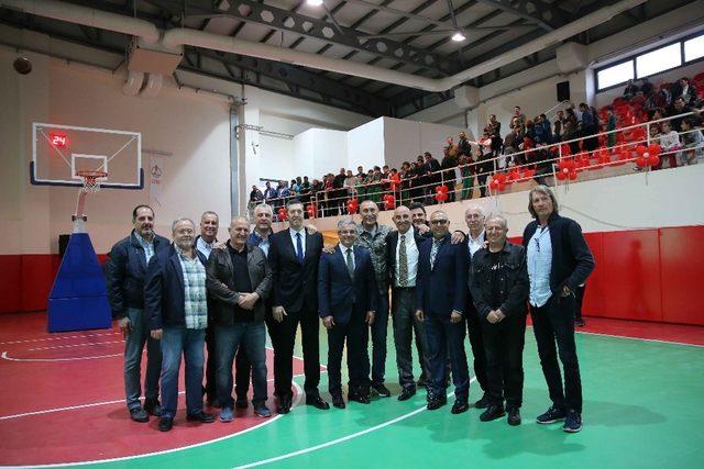 Karşıyaka’da Nadir Vekiloğlu Spor Salonu açıldı