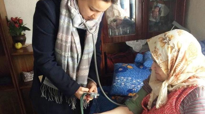 Hisarcık’ta evde bakım hizmeti verilen yaşlı hastalar unutulmadı