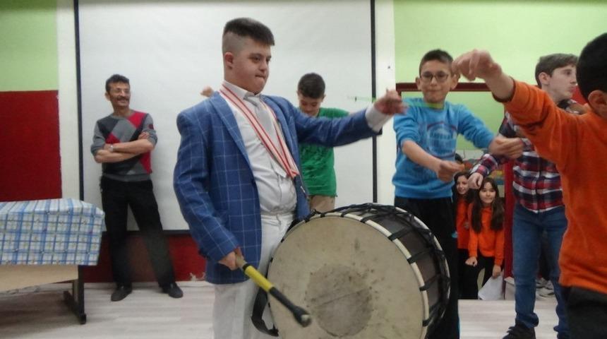 Down Sendromulu gencin davul şovu