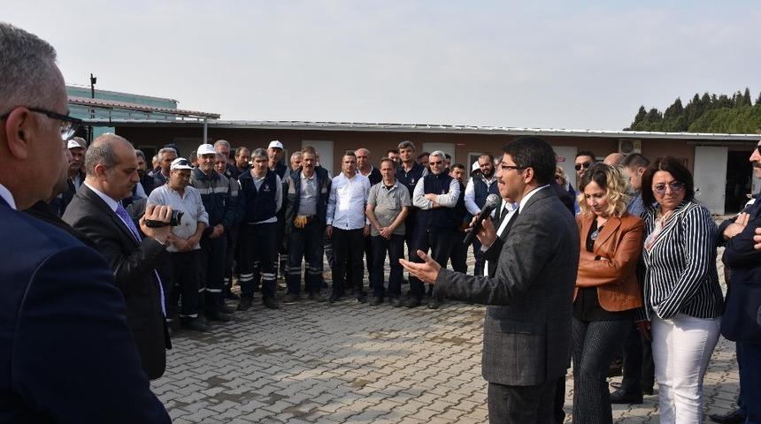 Başkan &Ccedil;elik belediye şantiyelerinde iş&ccedil;ilerle buluştu