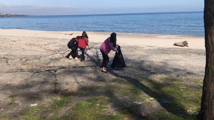 Öğrenciler sahillerde çöp topladılar