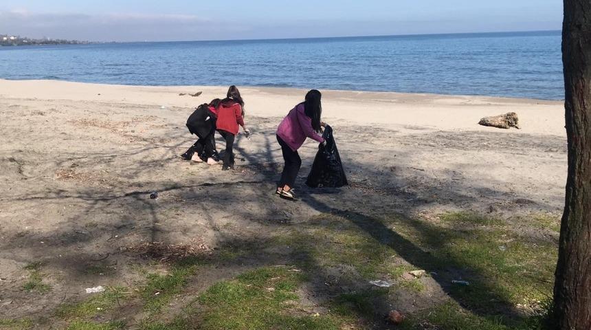 &Ouml;ğrenciler sahillerde &ccedil;&ouml;p topladılar