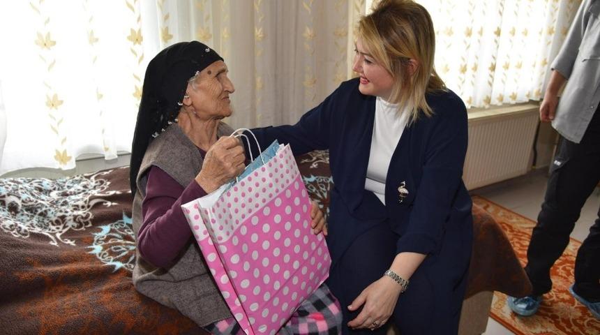 Protokol eşlerinden huzurevi ziyareti