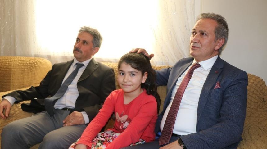 Ekinci, davranışıyla örnek olan Ebrar’ı evinde ziyaret etti, beraber ilahi okudu