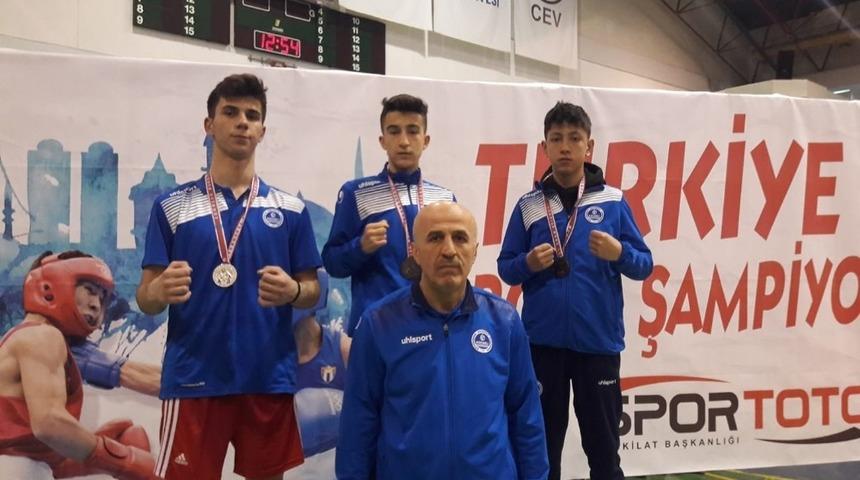 Kağıtsporlu boksörler madalyalarla döndü