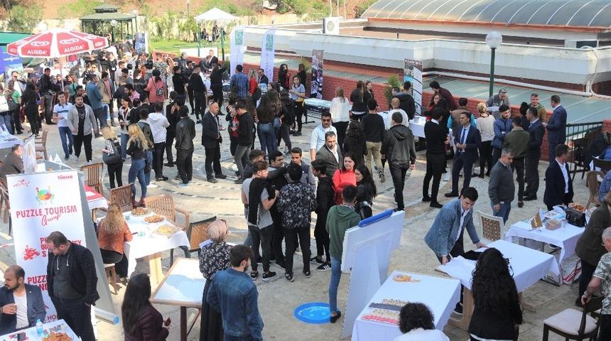 Sekt&ouml;r temsilcileri ve &ouml;ğrencileri buluşturan etkinliğe yoğun ilgi