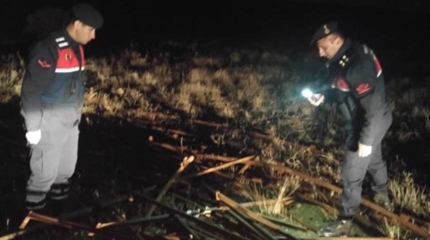 Demir boru hırsızları jandarmadan ka&ccedil;amadı