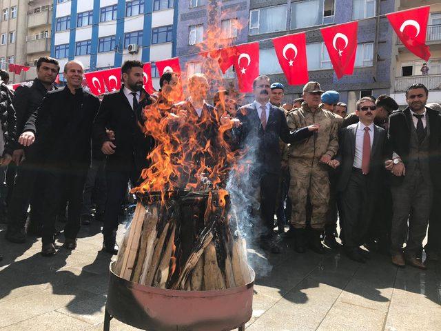 Hakkari'de protokol nevruz ateşi üzerinden atladı