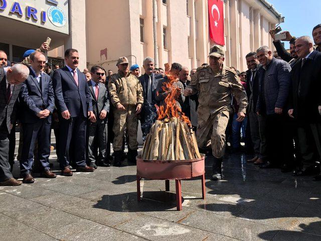 Hakkari'de protokol nevruz ateşi üzerinden atladı