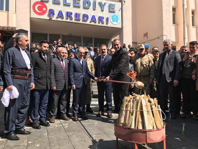 Hakkari'de protokol nevruz ateşi üzerinden atladı