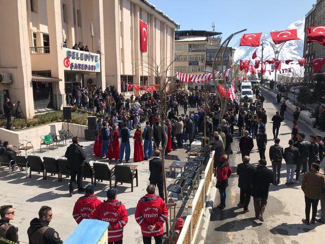 Hakkari'de protokol nevruz ateşi üzerinden atladı