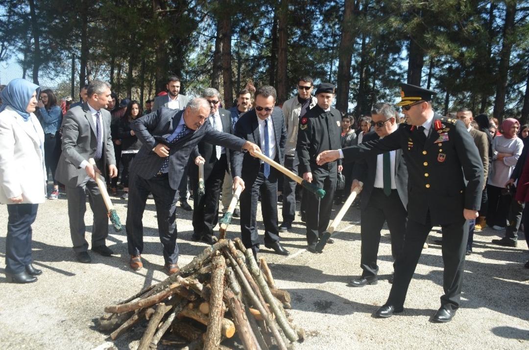 Nevruz ateşi yakıldı, &ouml;rste demir d&ouml;v&uuml;ld&uuml;