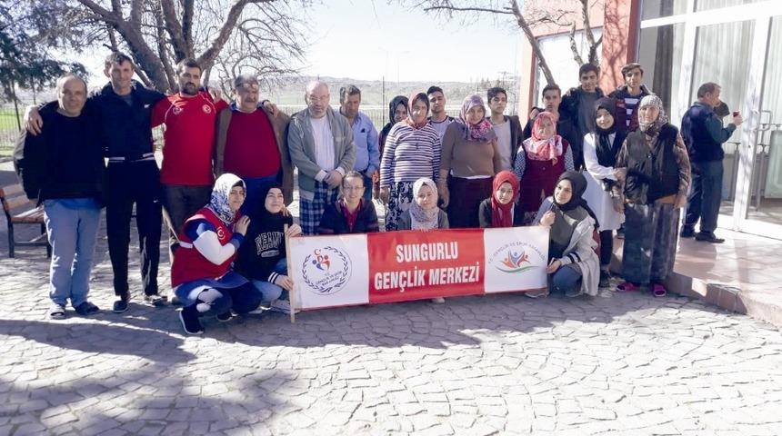 Gen&ccedil;ler yaşlıların haftasını kutladı