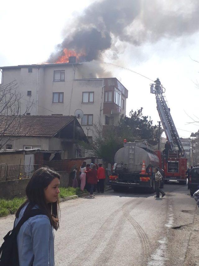 5 katlı binanın çatı katı alev alev yandı