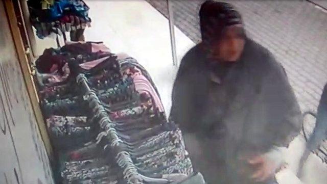 Mağaza önündeki etekleri çalan kadın kameradan yakalandı