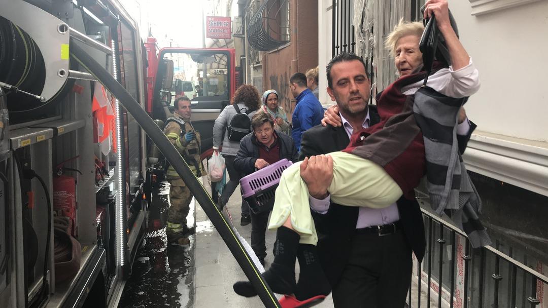 Vatandaşlar onu, o kedisini kurtardı