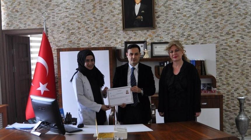 Kaymakam Ko&ccedil;, başarılı hemşireyi &ouml;d&uuml;llendirdi