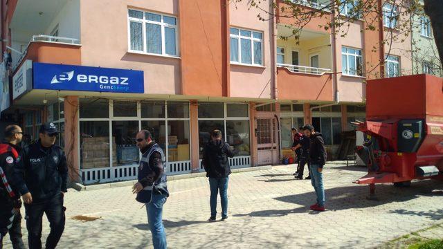 Aynı sokaktaki kırtasiyeci kardeşlerin müşteri kavgası: 1 ağır yaralı