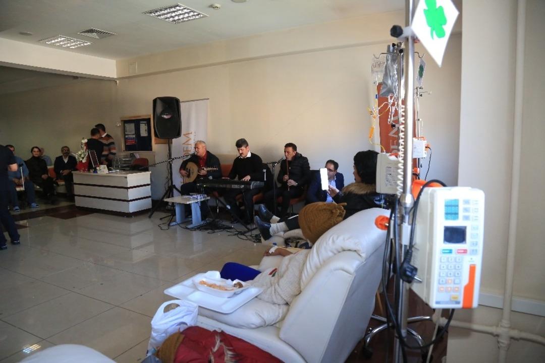 Amansız hastalığa kemoterapi yerine halaylı ve tiyatrolu terapi