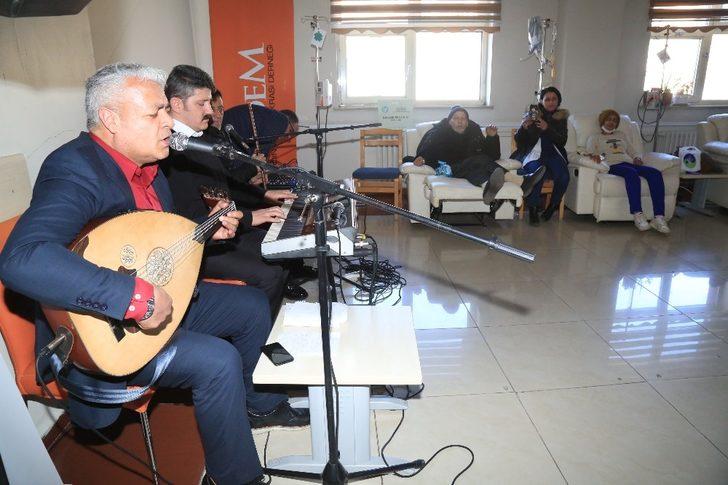 Amansız hastalığa kemoterapi yerine halaylı ve tiyatrolu terapi G2