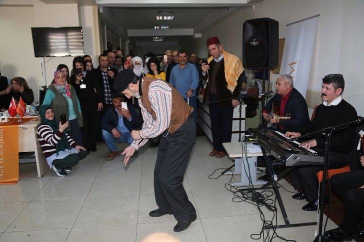 Amansız hastalığa kemoterapi yerine halaylı ve tiyatrolu terapi G5