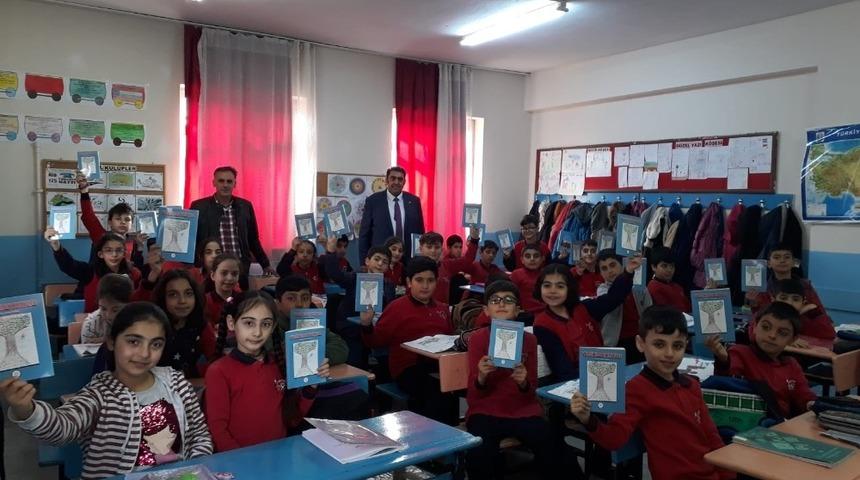 Kağızman’da 4. sınıf öğrencileri başlarından geçen hikâyeler ile kitap çıkardı