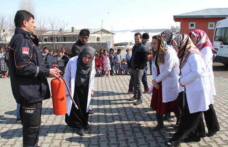 Öğretmenleri ile birlikte yangına müdahaleyi öğreniyorlar G2