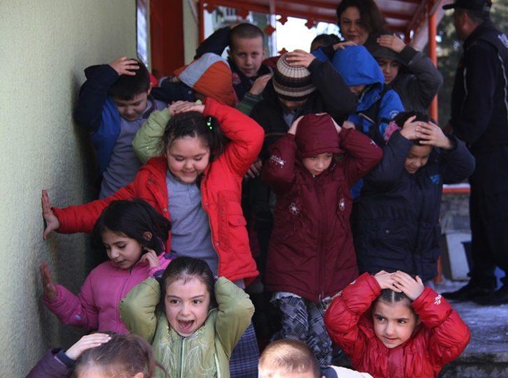 Öğretmenleri ile birlikte yangına müdahaleyi öğreniyorlar G3