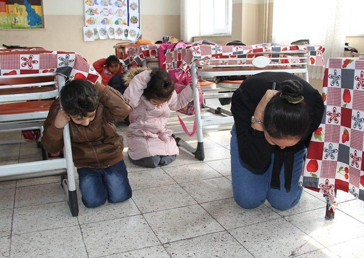 Öğretmenleri ile birlikte yangına müdahaleyi öğreniyorlar G4