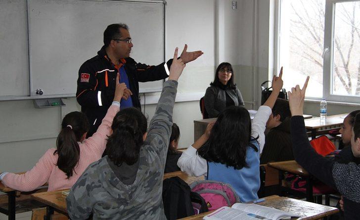 Öğretmenleri ile birlikte yangına müdahaleyi öğreniyorlar G5