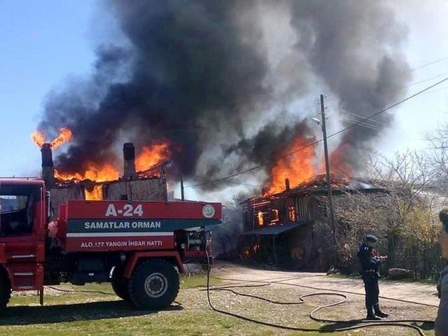 Kastamonu’da çıkan yangında iki ev kullanılamaz hale geldi
