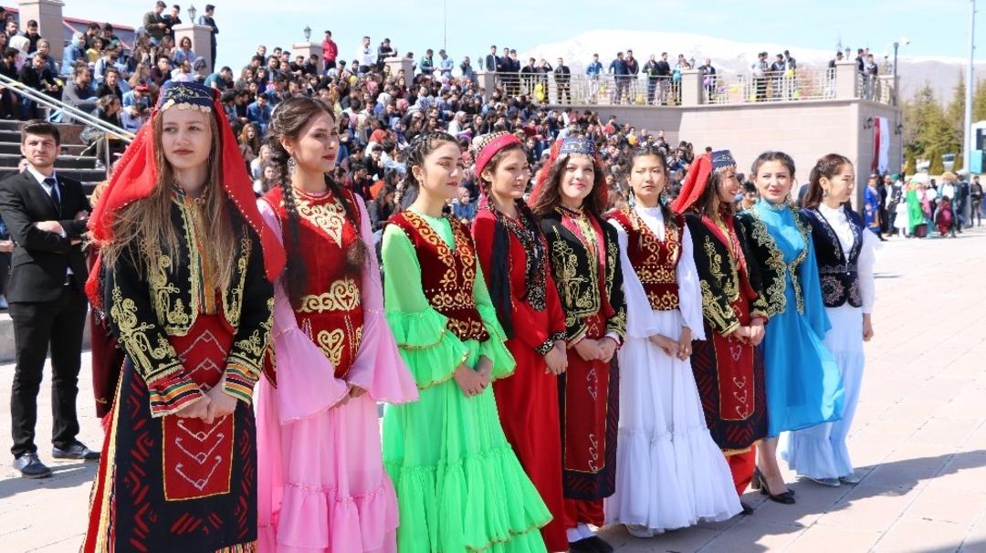 &Ouml;mer Halisdemir &Uuml;niversitesinde Nevruz coşkusu