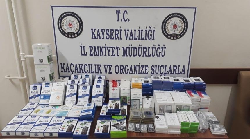 Ka&ccedil;ak cep telefonu aksesuarları yakalandı