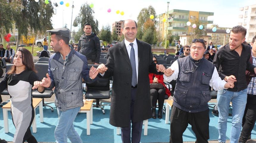 Kaymakamdan down sendromlu &ccedil;ocuklarla halay