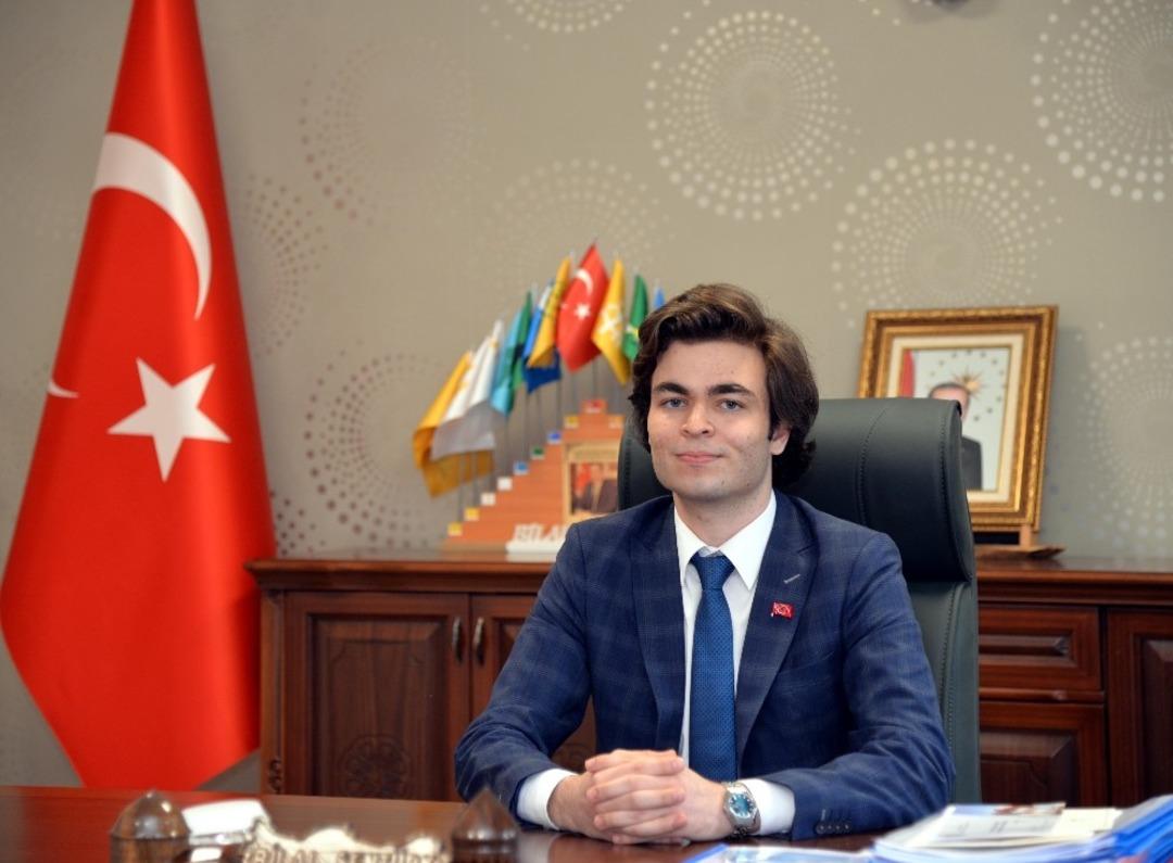 Bir g&uuml;nl&uuml;ğ&uuml;ne valilik makamına ge&ccedil;ti