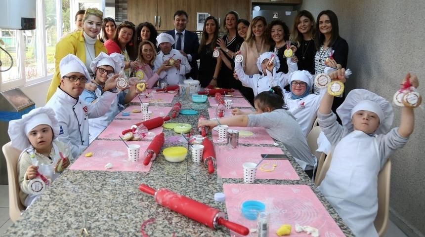 Kocaelili anneler, &ouml;zel &ccedil;ocuklarla birlikte kurabiye yaptı