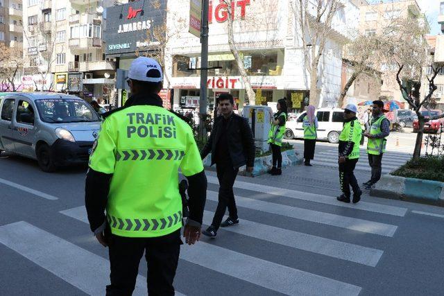 Trafik polislerinden yaya geçidi uygulaması