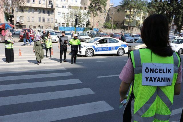 Trafik polislerinden yaya geçidi uygulaması