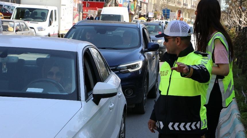 Trafik polislerinden yaya geçidi uygulaması