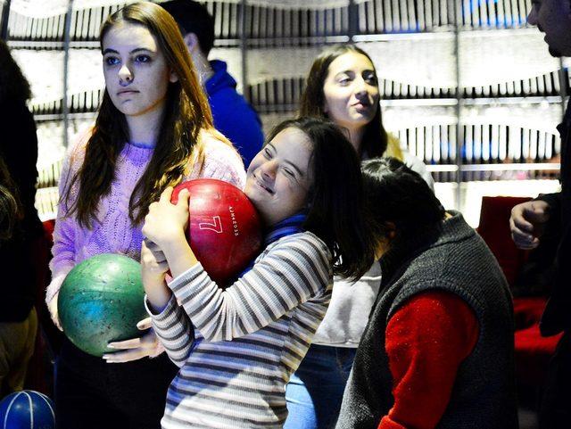 Down sendromlu çocukların bowling heyecanı