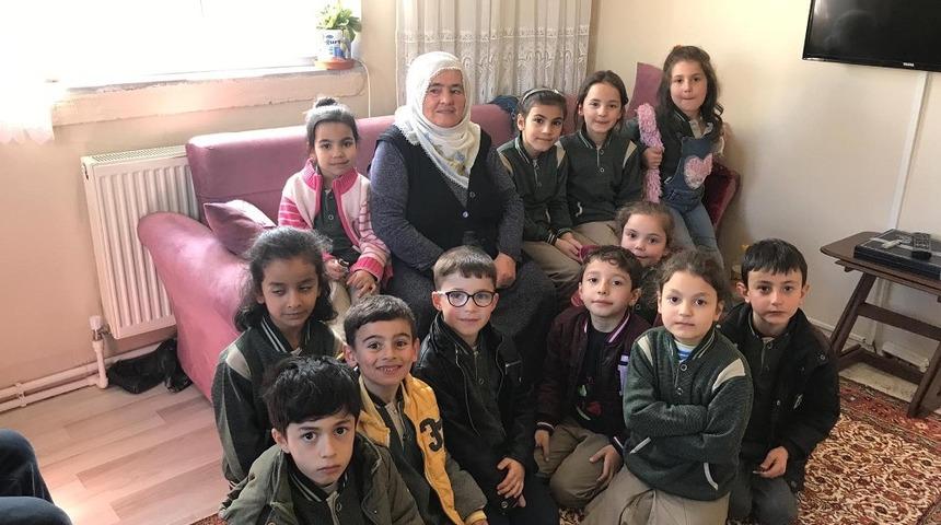 Agahefendi İlkokulu &ouml;ğrencilerinden yaşlılara ziyaret