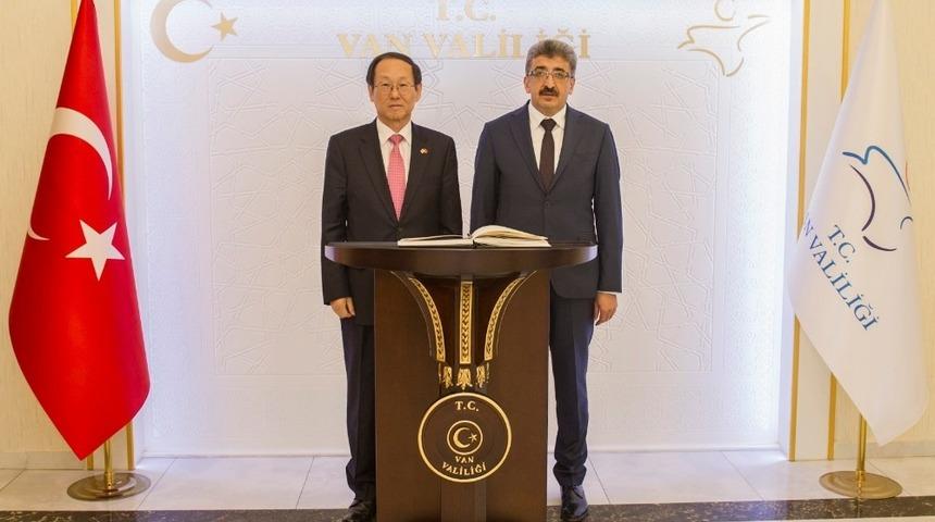 Kore B&uuml;y&uuml;kel&ccedil;isi Hongghi Choi&rsquo;den Vali Bilmez&rsquo;e ziyaret