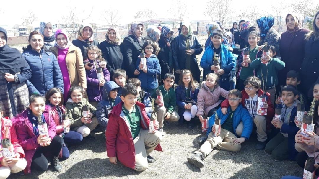 AK Parti&rsquo;li kadınlardan fidan dikimi