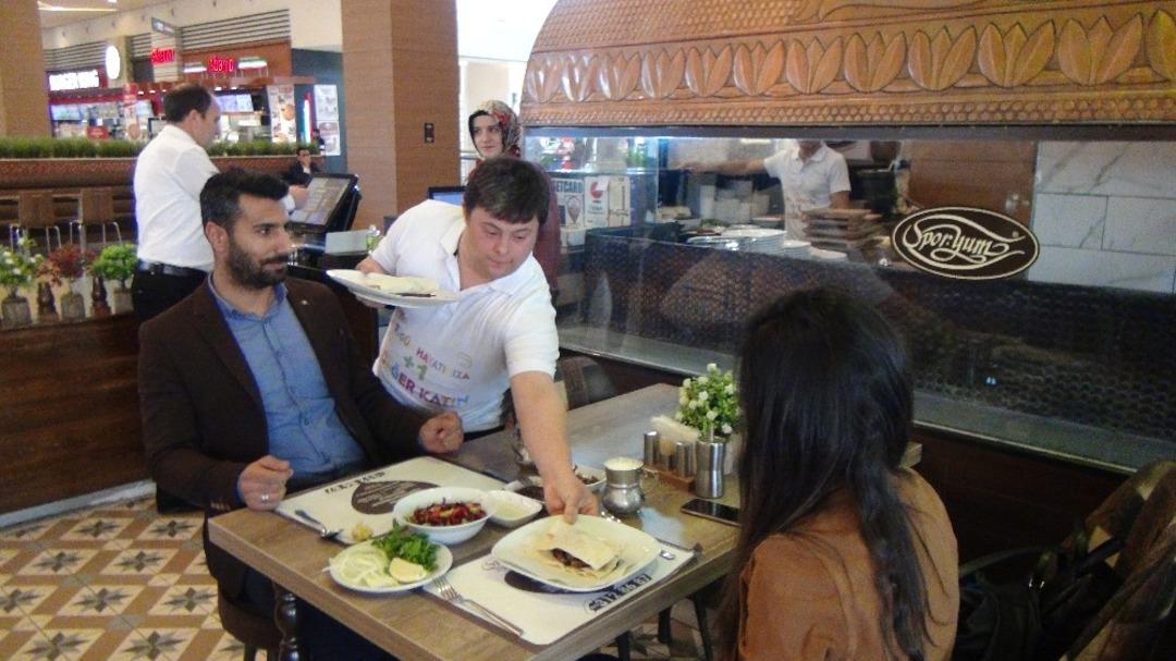 Down sendromlu &ccedil;ocuklar bir g&uuml;nl&uuml;ğ&uuml;ne garson oldu