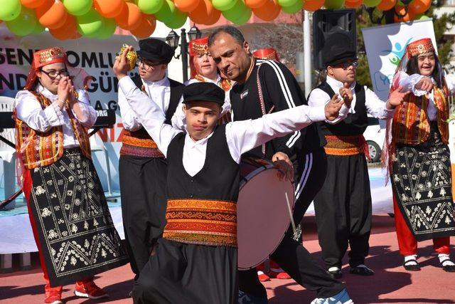 Down Sendromlu minkler doyasıya eğlendi