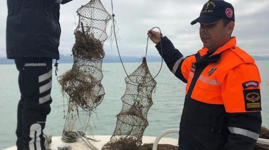 Ka&ccedil;ak avcılıkta kullanılan 200 metre ağ ile 515 kerevit sepeti ele ge&ccedil;irildi