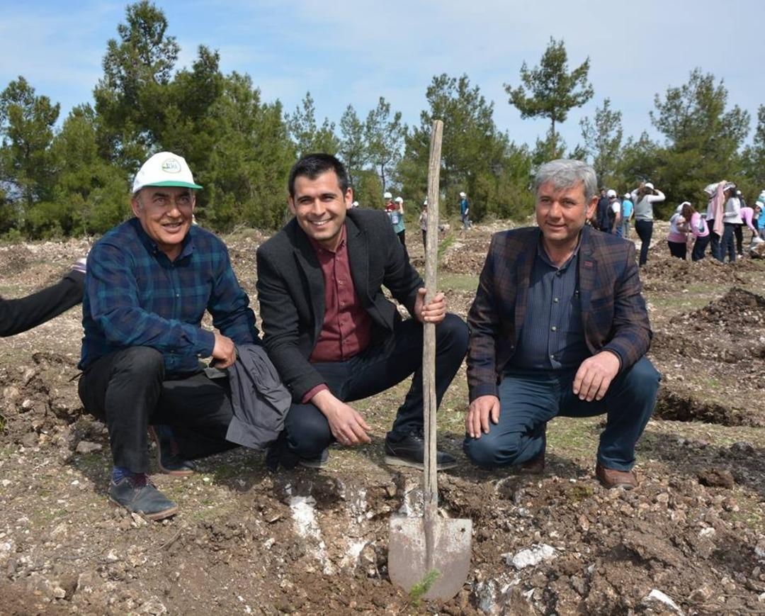 Selendi&rsquo;de AK Parti, CHP ve MHP&rsquo;li başkanlardan &rsquo;dostluk fidanı&rsquo;